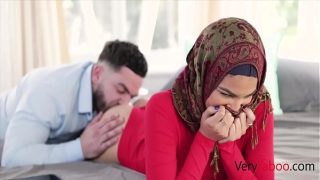 Maya Farrell: Adik Tiri Perawan Berhijab yang Kutaklukan