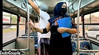 Istri Muslimah pulang sendirian dari kampus naik bus, pria tak dikenal mulai menggoda dan merayunya di balik hijab