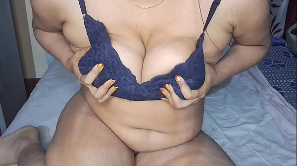 Bokep India: Bhabhi Tante Seksi Mainin Memek Berbulu Tebal