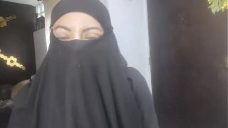 Istri Arab Amatir yang Menggairahkan Squirting di Niqabnya, Masturbasi Sambil Suami Sedang Shalat