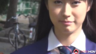 Tomomi Motozawa dalam seragam sekolah menggoda teman sekelasnya