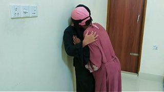 Desi bhabhi masak sendiri, panas dan liar di kamar