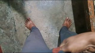 Pacar Desi melayani nafsu pacarnya di kamar mandi