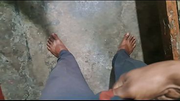 Pacar Desi melayani nafsu pacarnya di kamar mandi