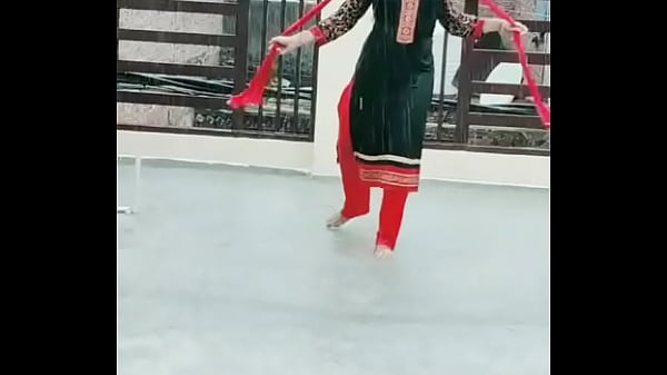 Tarian Menggoda Desi di Vigo