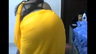 Tante Desi Priya menggoda dengan sari yang tersingkap perlahan