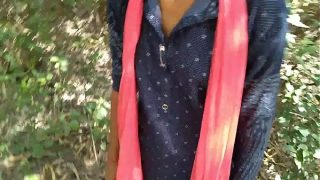 Desi panas di luar ruangan, pacar ngentot gaya doggy hardcore bareng cowoknya
