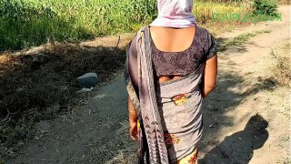 खेत में मस्ती करने जा रही औरत को देखकर एक शॉट लगा दिया