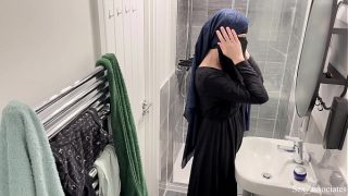 Astaga, baru tahu cewek Arab bisa sebegitunya. Gue lihat cewek Arab berhijab lagi asyik sendiri di kamar mandi.