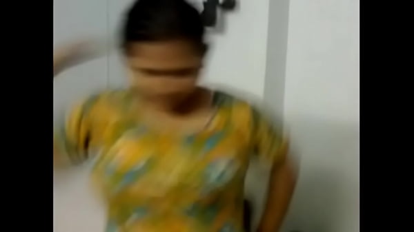 Gadis seksi Desi usai mandi basah kuyup