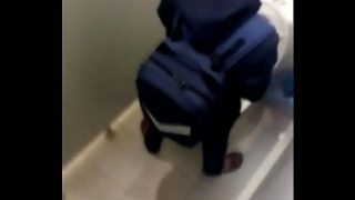 Ngước nhìn cô nàng sinh viên đang giải tỏa nỗi buồn