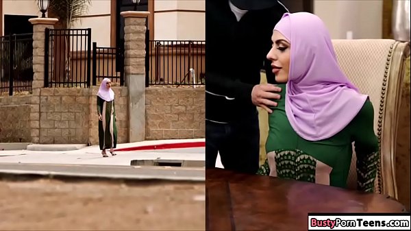 Gadis Arab menggoda dengan mulut dan tubuhnya yang panas