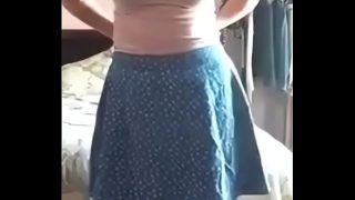 Mariska merintih nikmat saat jari-jarinya menggeliat di dalam memek basahnya