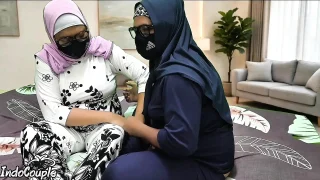 Gadis berhijab memeriksa ukuran payudara dan saling menyentuh dan menggosok memek