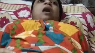 Bibiku yang genit dalam gaun menggoda, merayu diri sendiri