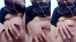 Cewek Berjilbab Sange Colmek Sambil Mendesah-desis