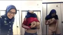 Gadis Berjilbab Menggairahkan di Kamar Mandi Kantor