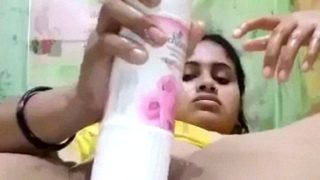 Gadis seksi memuaskan nafsu dengan botol pewangi ruangan