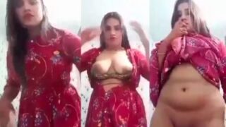 Gadis seksi menggoda pacarnya dengan memamerkan payudara dan pantatnya dalam tarian telanjang