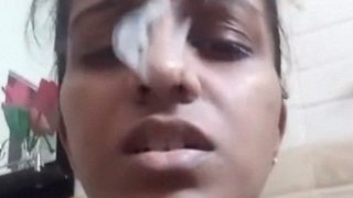 Gadis Tamil Lanka memamerkan payudara dan memeknya