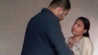 Ibu tetangga di Karachi yang rakus menghisap kontol