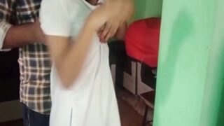 Menggila di dubur adik perawan 18 tahun dalam video seks panas