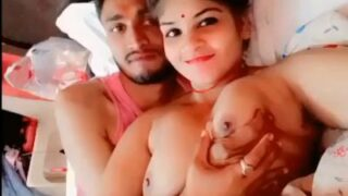 Pasangan baru merekam momen ranjang bulan madu mereka dengan gaya liar.