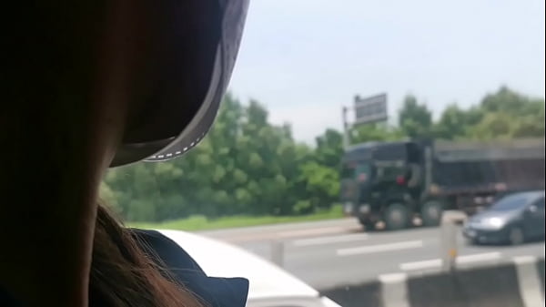 Tontonan Pinay Bergoyang di Bus Umum, Crot di Tangan Sendiri