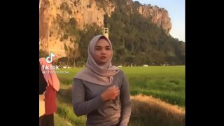 Jilbab bergoyang menggoda hingga memuncak nafsu