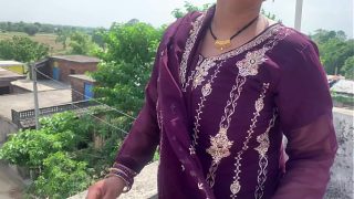 Bhabhi Bhojpuri yang nakal memberikan kenikmatan total dari memek dan tubuhnya dengan suara menggoda