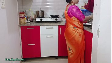 Desi Bhabhi Digoyang Ganas di Dapur, Kontol Besar Sampai Tembus