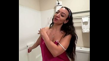 Sasha Mandi Mandi di Kamar Mandi Sendirian