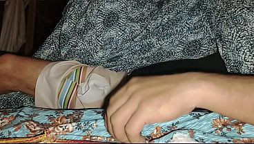 Ibu tiri gue semalem kasih nikmat gila, gue masukin dua jari ke memeknya sampe becek keluar air.