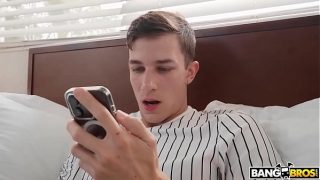 BANGBROS – Tiffani Madison si emak seksi bantu anak tiri Parker Ambrose fokus belajar sambil nyepong kontol.