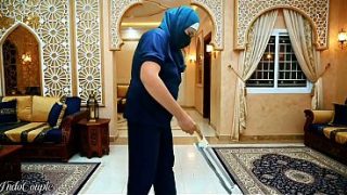 Pembantu Muslimah Berhijab disuruh isap kontol majikan, habis itu telan semua airnya.