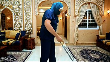 Pembantu Muslimah Berhijab disuruh isap kontol majikan, habis itu telan semua airnya.