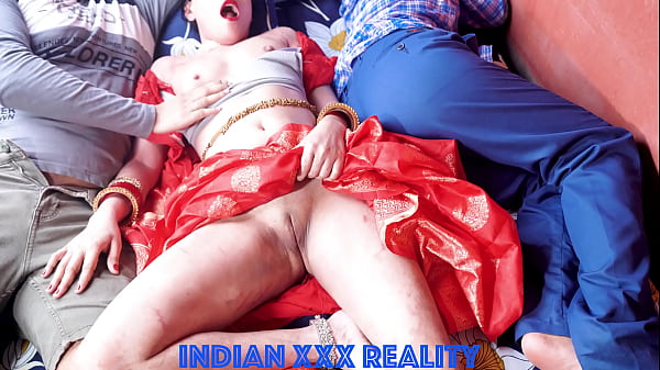 Ibu tiri India dan anak tiri laki-laki main di ranjang