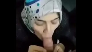 Mengisap kontol dengan jilbab