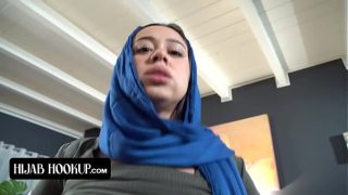 Gadis Arab Nakal Mengisap Kontol Kakak Tiri Demi Menutupi Rahasia dari Orang Tua yang Tegas