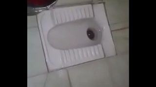 Desi pasangan lagi ngewe di toilet, makin hot makin basah