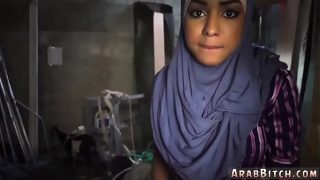 Gadis Arab dan wanita muslim goyang pantat di titik drop, 23 km dari kota.