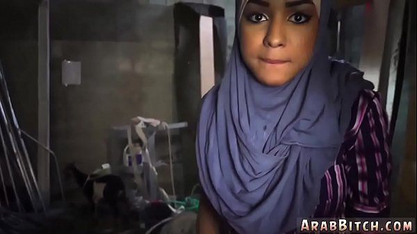 Gadis Arab dan wanita muslim goyang pantat di titik drop, 23 km dari kota.