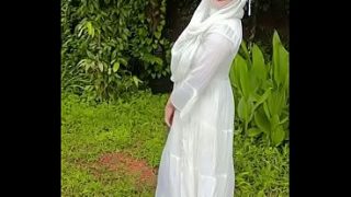 Pamer pantat hijabiku di tempat terbuka