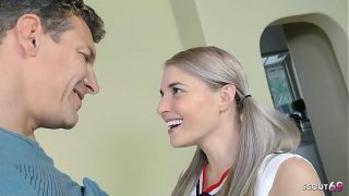 Remaja Cheerleader Pirang Montok Ngobrol Mesra dengan Ayah Tiri Sebelum Dihujani Sperma Panas di Wajah