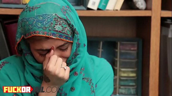 Perwira nakal menyuapi remaja Arab dengan sosis berdenyut menggoda