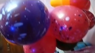 Wanita India meletuskan balon, celana dalam basah kuyup