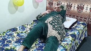 Seorang perempuan India bersuami manggil bocah muda, lalu ngewein dia dengan kasar, suara Hindi, video desi.