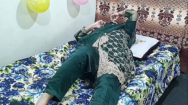 Seorang perempuan India bersuami manggil bocah muda, lalu ngewein dia dengan kasar, suara Hindi, video desi.