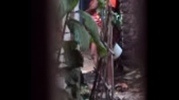 Desi Berdiri Kencing dan Pipis1.AVI