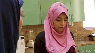 PUTRI TIRI BERHIJAB NAIKIN KONTOL PUTIH GEDE PAPAH – ELLA KNOX